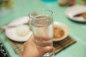 آب با غذا مفید است یا مضر ؟